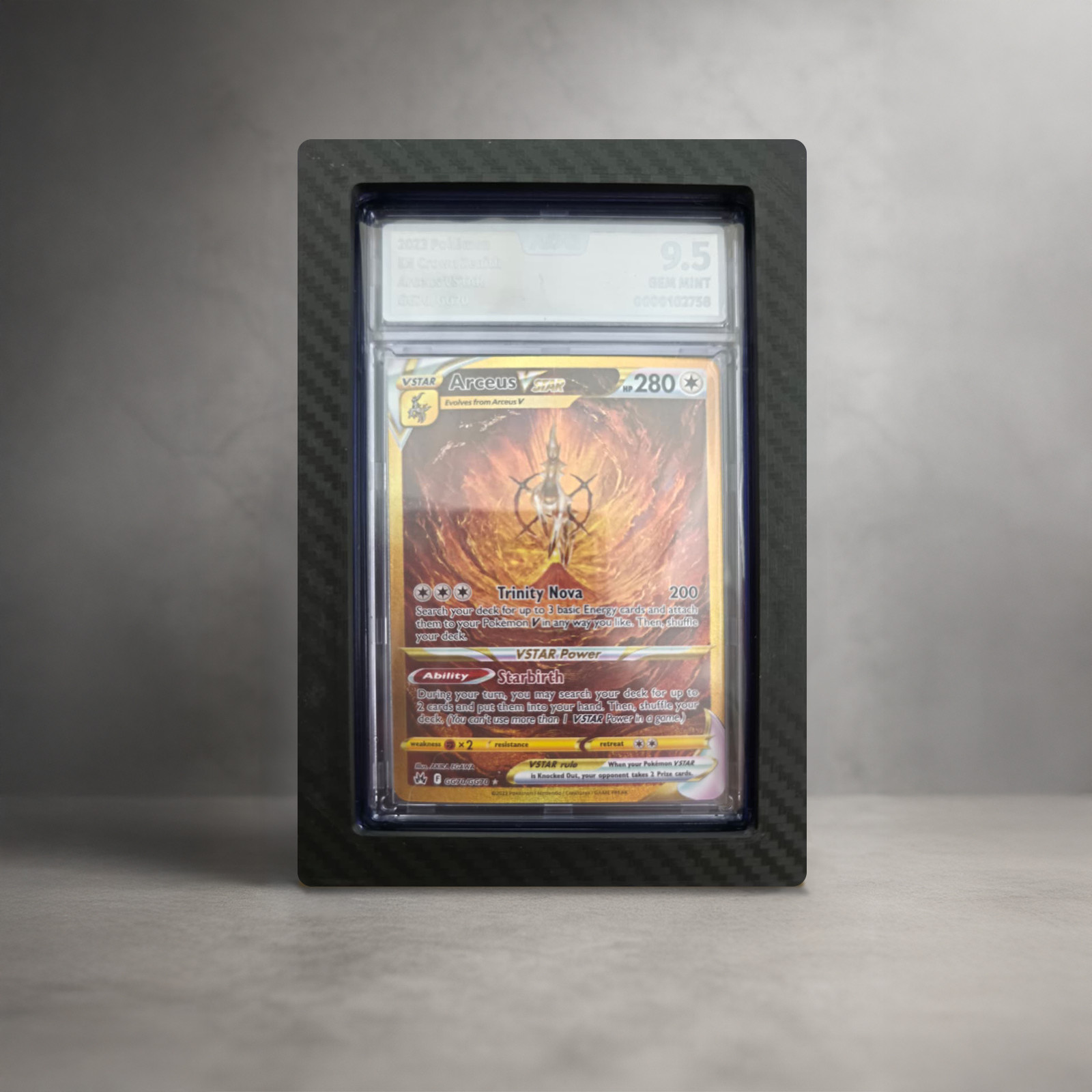 Wandhalterung für Pokémon-Karten – AOG Carbon TCG Wandhalterung für Pokémon-Karten – AOG Carbon TCG – verfügbar bei TG Vault